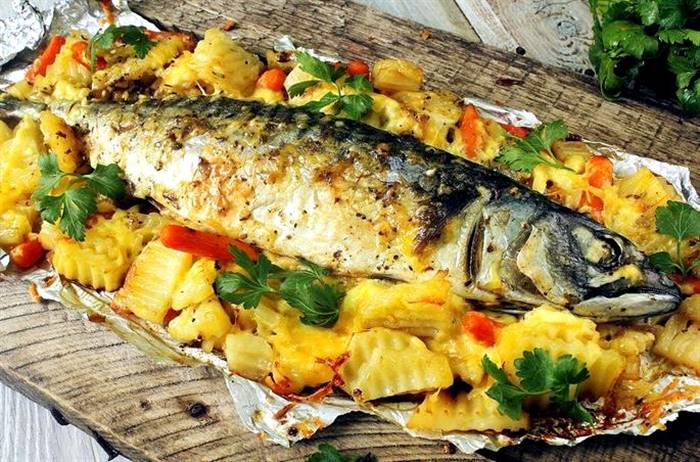 Приготувати скумбрію у фользі в духовці ще раз